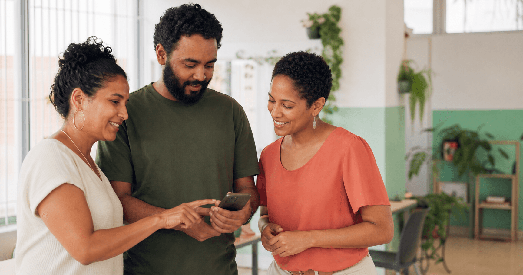 Pessoas reunidas olhando uma campanha em um celular